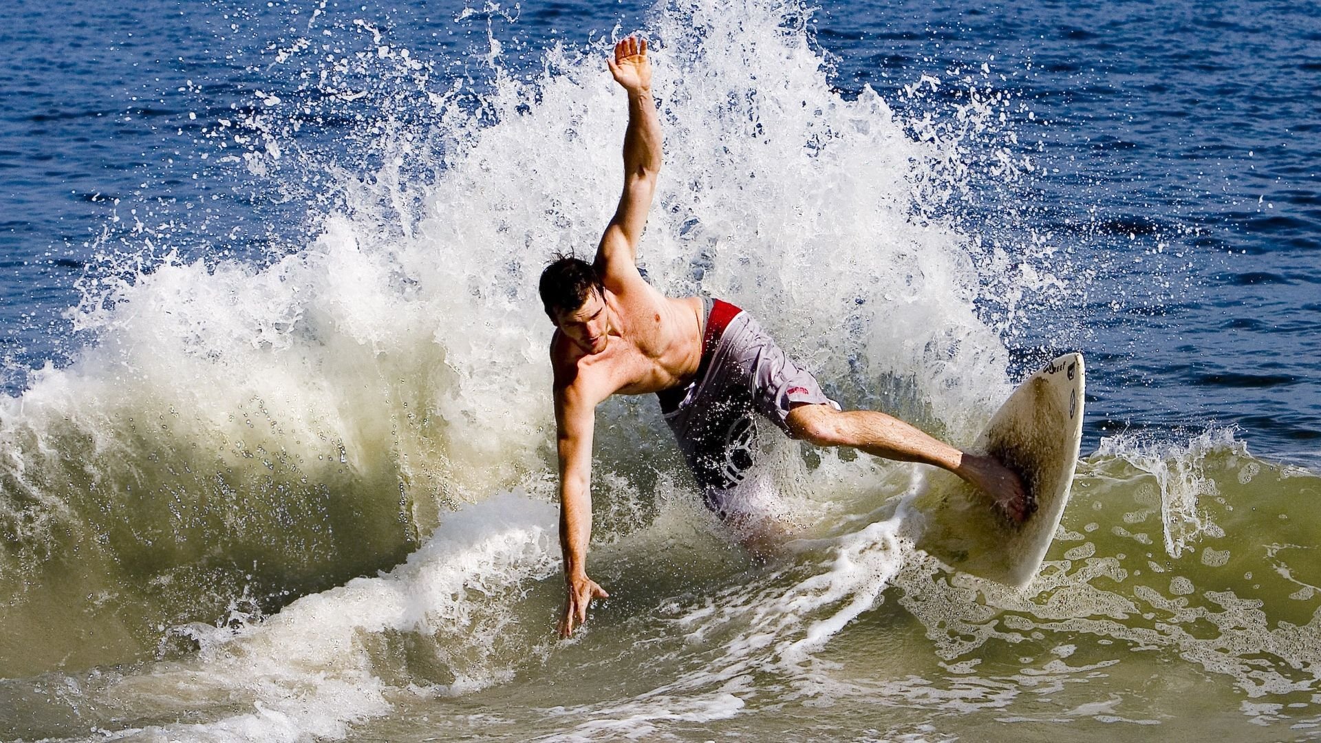 拜仁宽路打法，传中频繁造成巨大破坏，拜仁边路