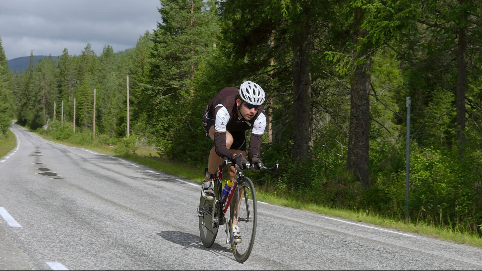 逆境中的“铁血硬汉”：坚不可摧的防线故事，铁血硬汉形象